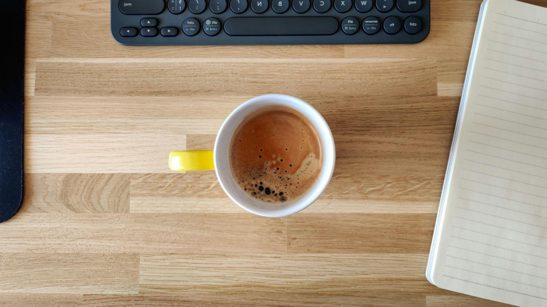 Équipe travaillant sur des modèles financiers avancés