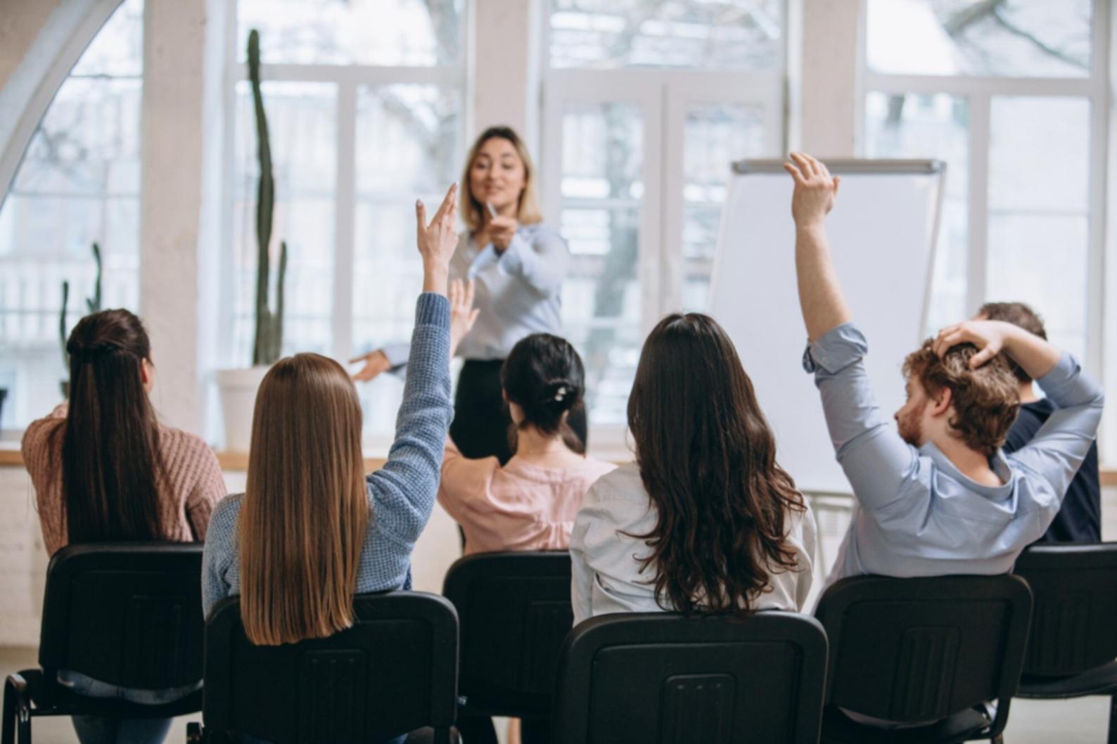 Salle de formation équipée de matériel informatique moderne pour l'apprentissage de la modélisation financière