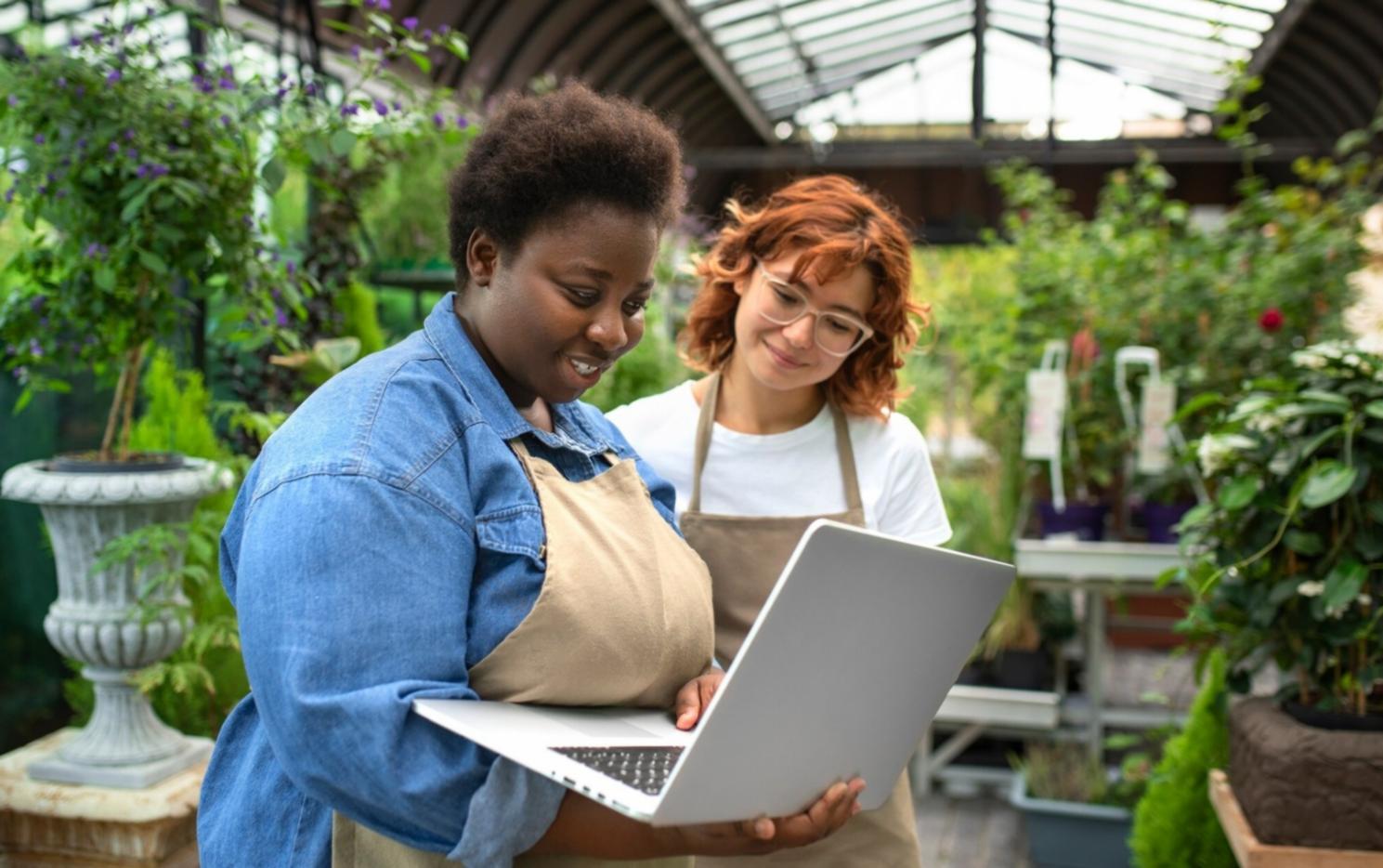 Équipe travaillant sur des modèles financiers collaboratifs